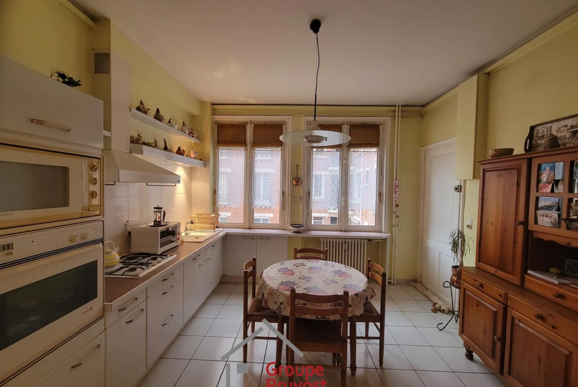 Grand appartement de 134 m² avec garage et cave en plein centre de Roanne 