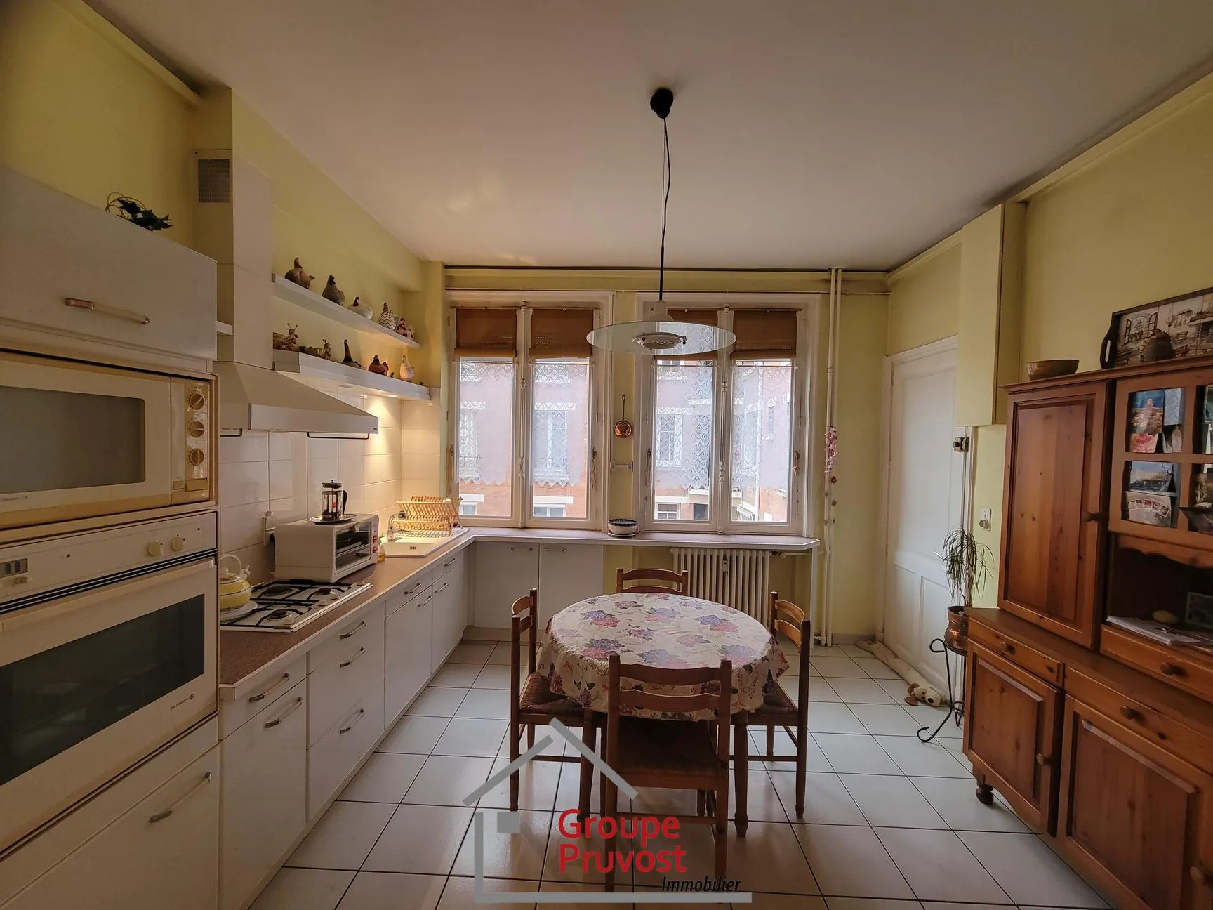 Grand appartement de 134 m² avec garage et cave en plein centre de Roanne 