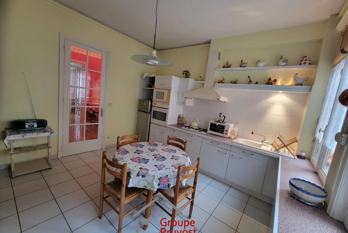 Grand appartement de 134 m² avec garage et cave en plein centre de Roanne 