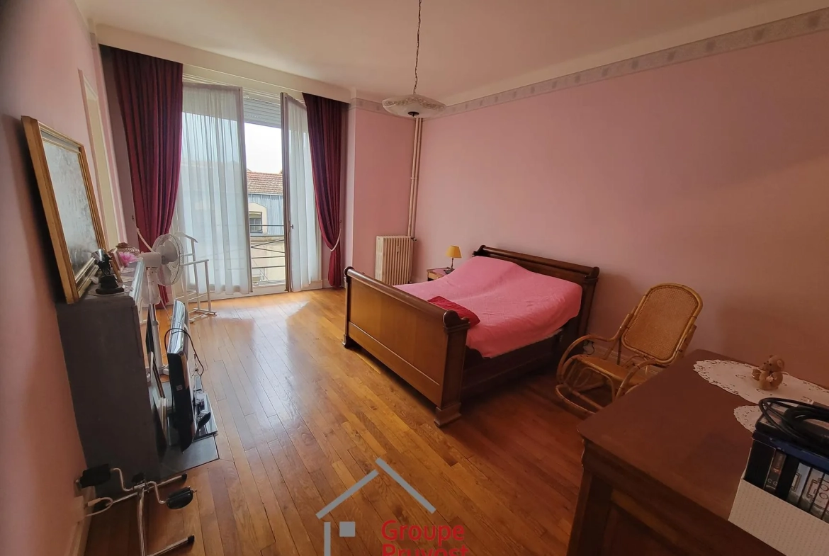 Grand appartement de 134 m² avec garage et cave en plein centre de Roanne 