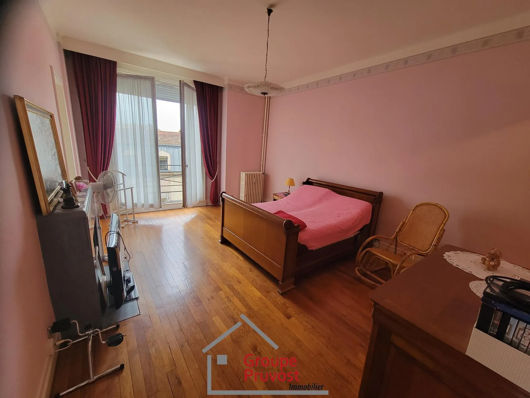 Grand appartement de 134 m² avec garage et cave en plein centre de Roanne 