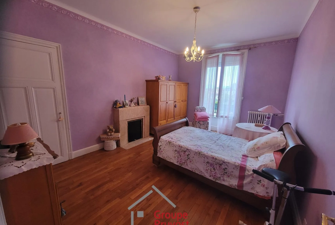 Grand appartement de 134 m² avec garage et cave en plein centre de Roanne 