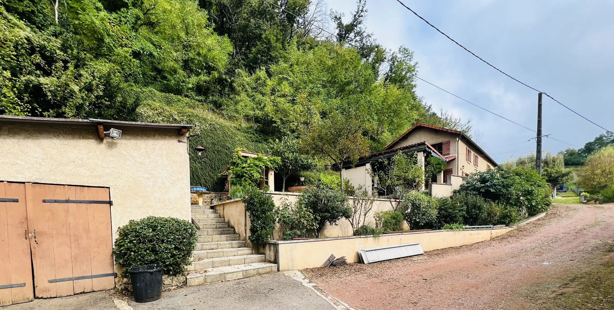 Maison de campagne à vendre à Chandon – 165 m² avec garage et terrasse extérieure 