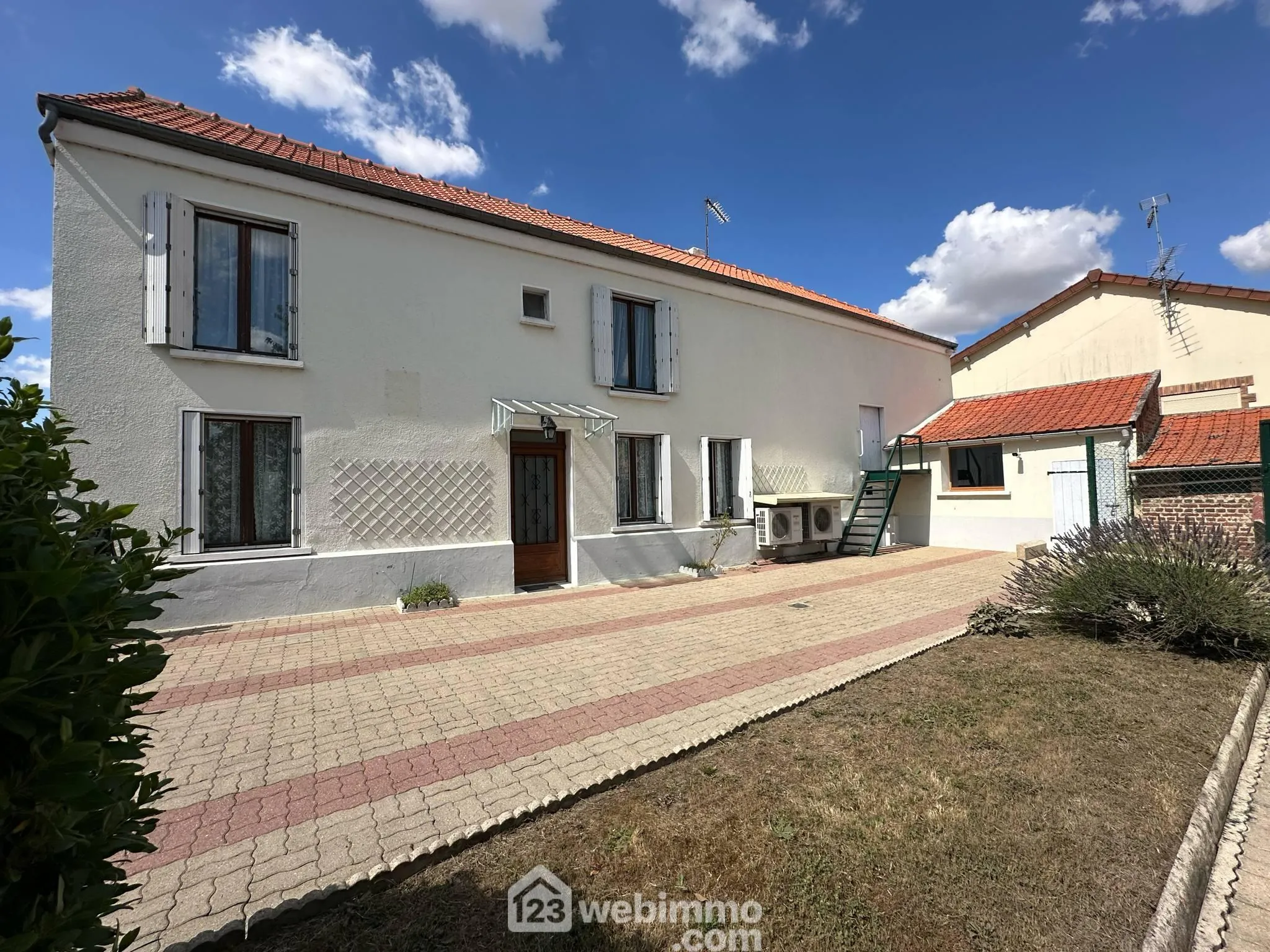 À vendre maison 127 m² à Chambry avec garage et terrain clos 