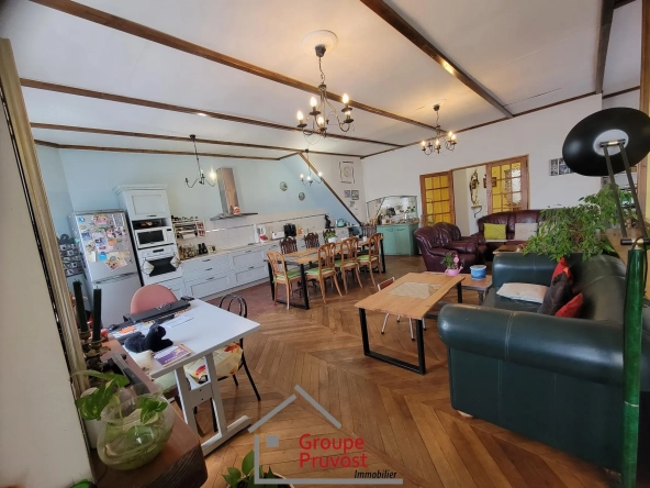 Charmante maison de village avec jardin, atelier et local commercial à La Pacaudière