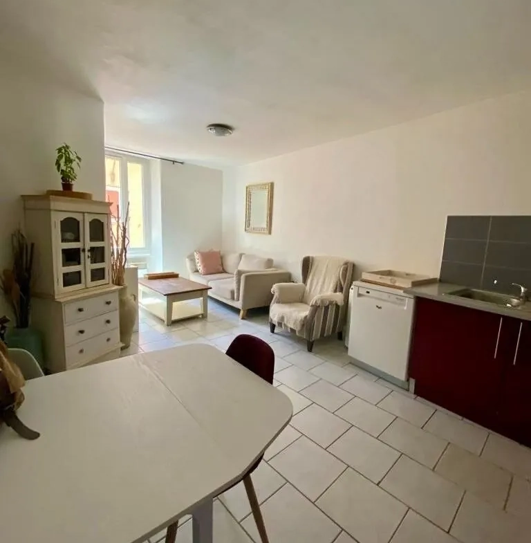 Jolie maison de village avec garage à La Tour d'Aigues - Bon état 