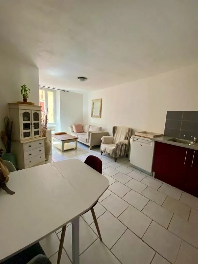 Jolie maison de village avec garage à La Tour d'Aigues - Bon état 