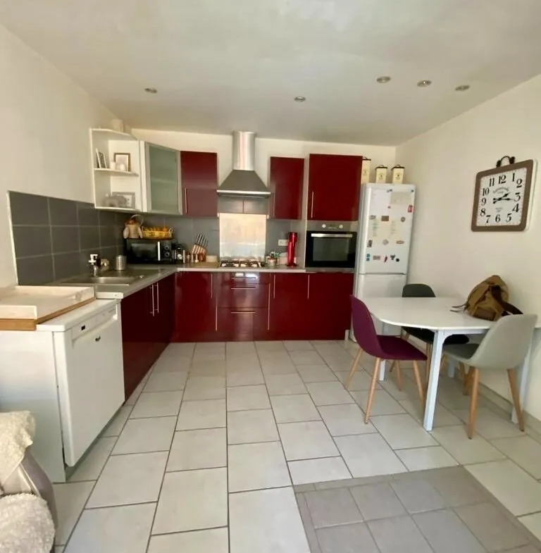 Jolie maison de village avec garage à La Tour d'Aigues - Bon état 