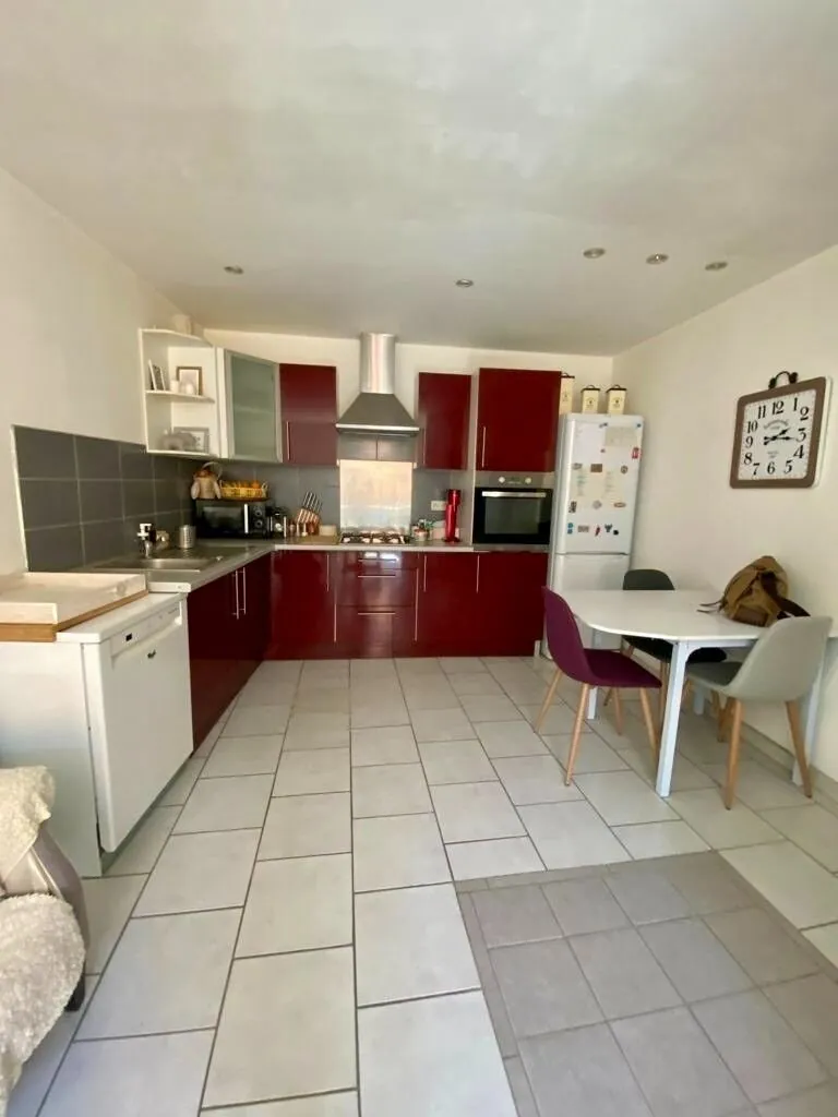 Jolie maison de village avec garage à La Tour d'Aigues - Bon état 