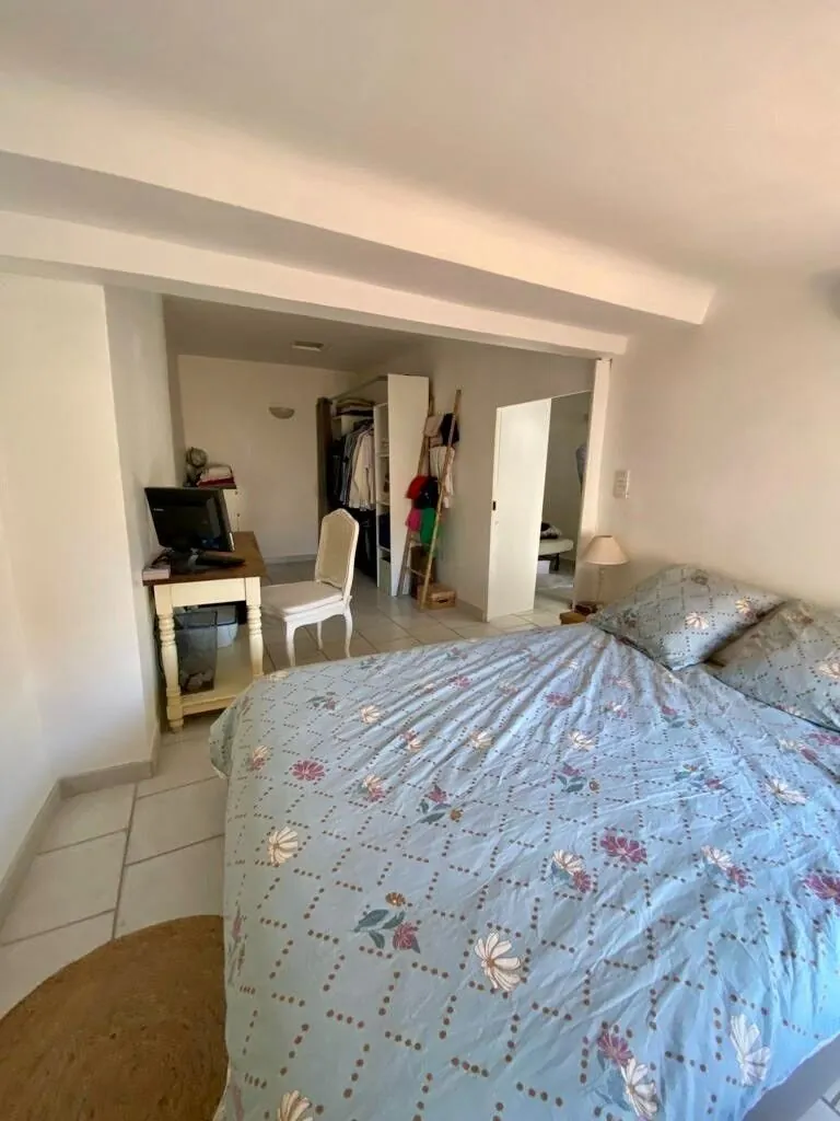 Jolie maison de village avec garage à La Tour d'Aigues - Bon état 