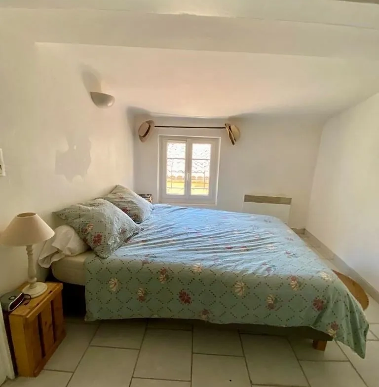 Jolie maison de village avec garage à La Tour d'Aigues - Bon état 
