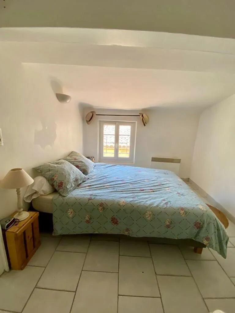Jolie maison de village avec garage à La Tour d'Aigues - Bon état 