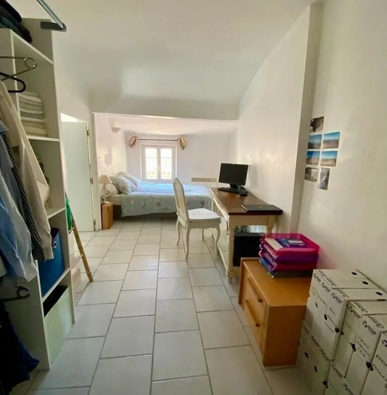 Jolie maison de village avec garage à La Tour d'Aigues - Bon état 