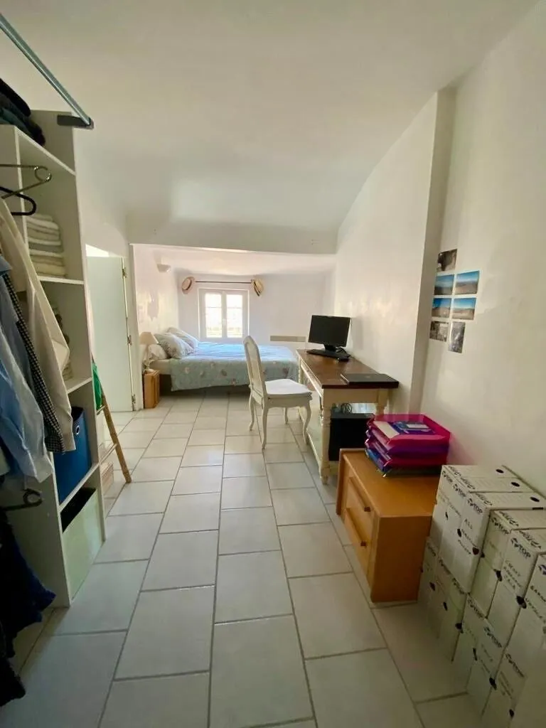 Jolie maison de village avec garage à La Tour d'Aigues - Bon état 