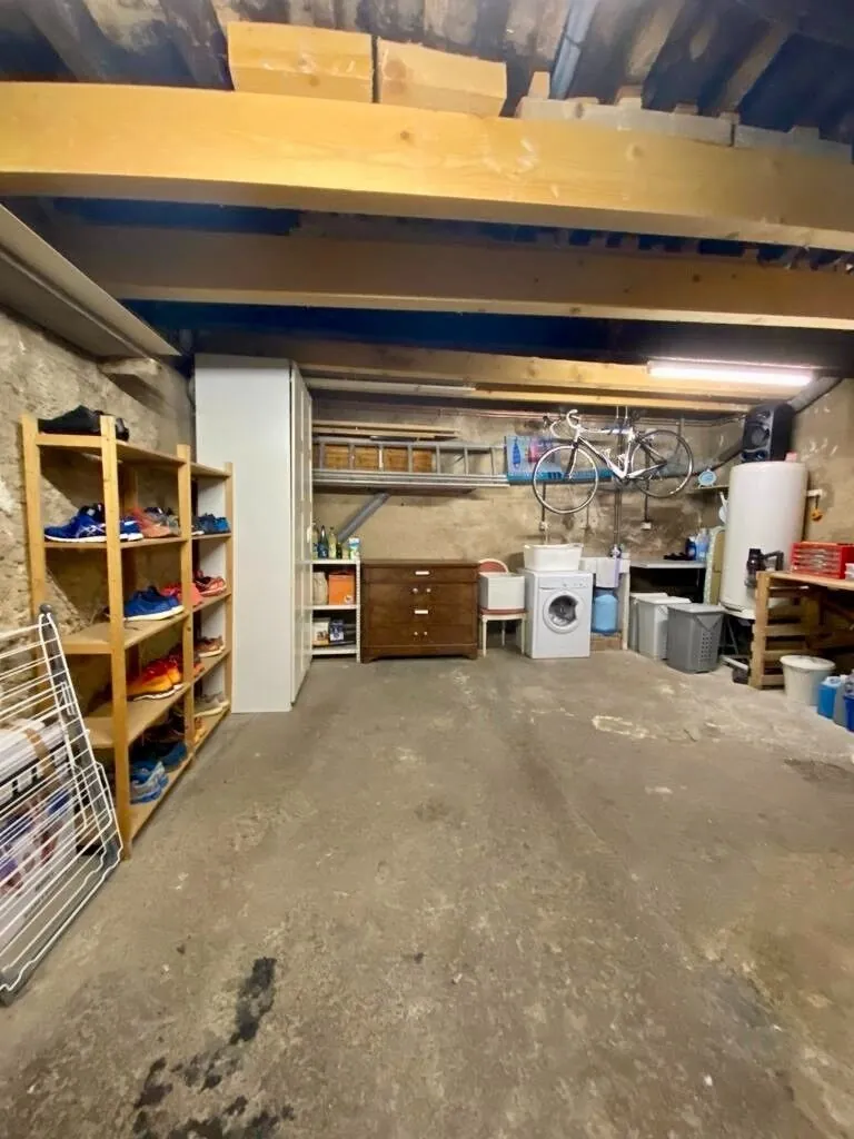 Jolie maison de village avec garage à La Tour d'Aigues - Bon état 