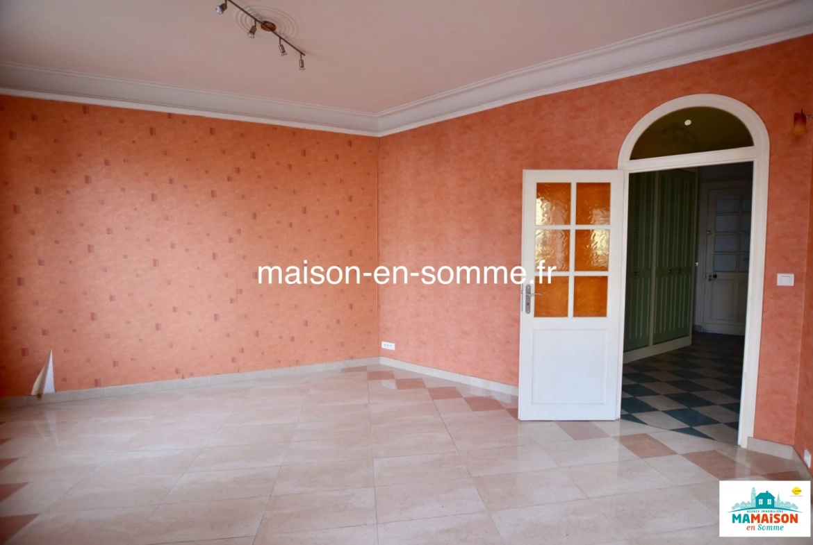 Grande maison de 230 m² avec dépendance et jardin à Fouilloy 