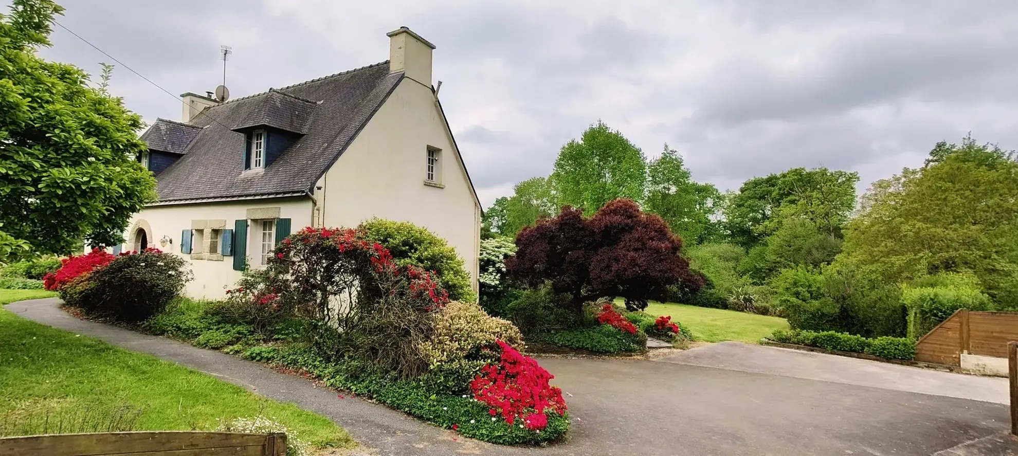 Belle maison avec grand terrain et serre à Guerlédan en Bretagne 