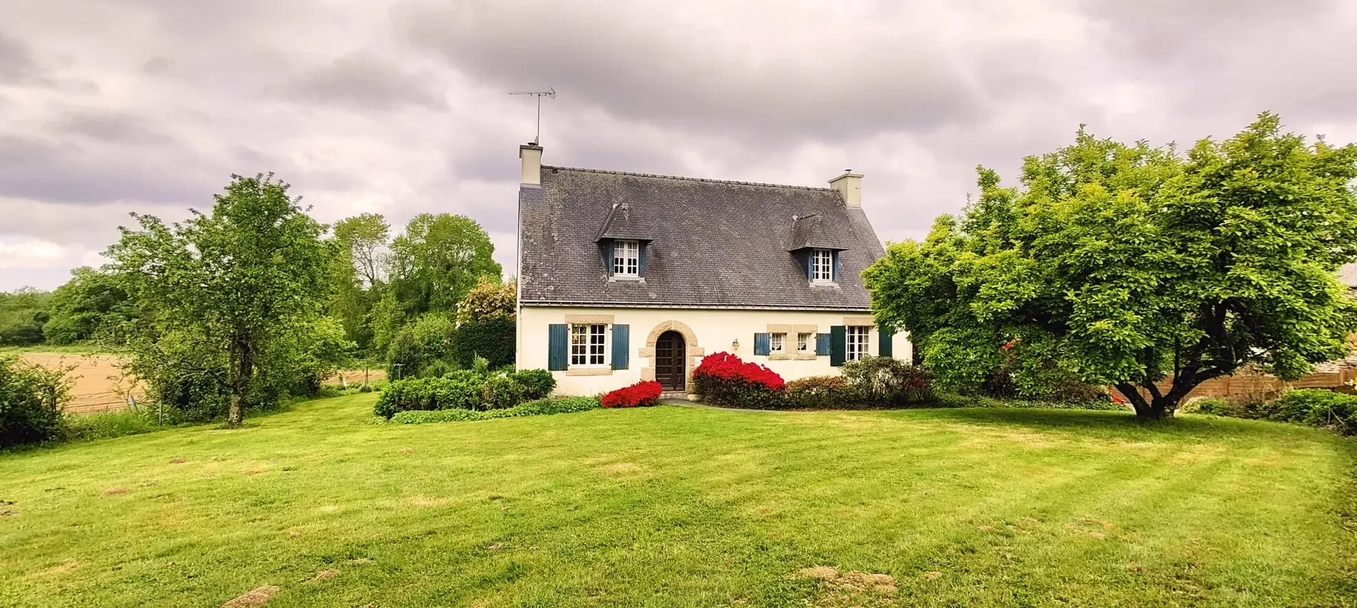 Belle maison avec grand terrain et serre à Guerlédan en Bretagne 