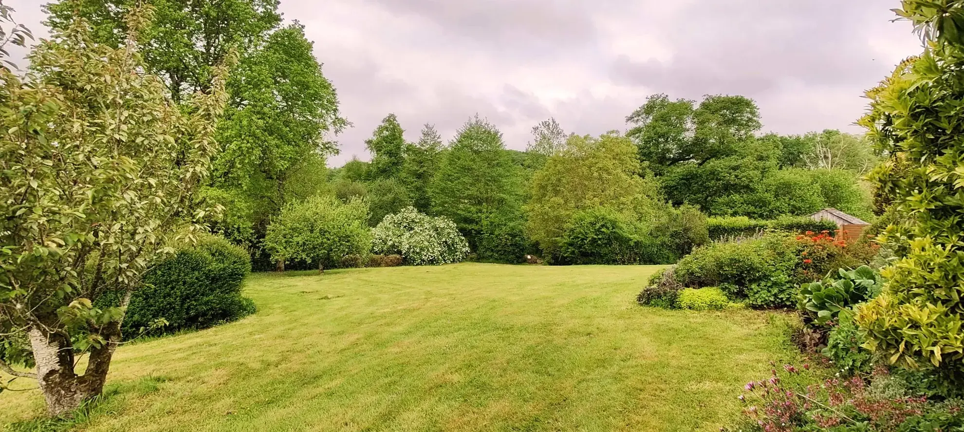 Belle maison avec grand terrain et serre à Guerlédan en Bretagne 