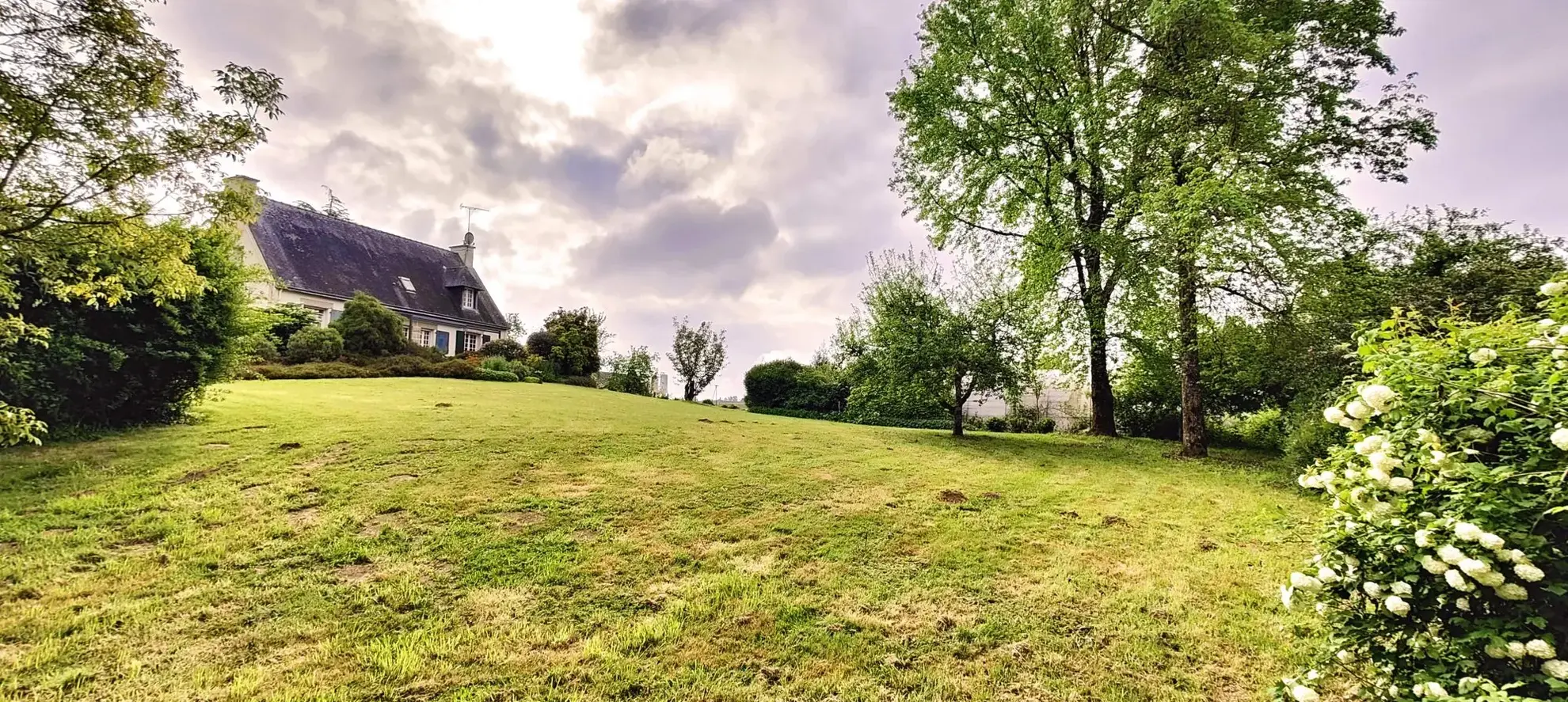 Belle maison avec grand terrain et serre à Guerlédan en Bretagne 