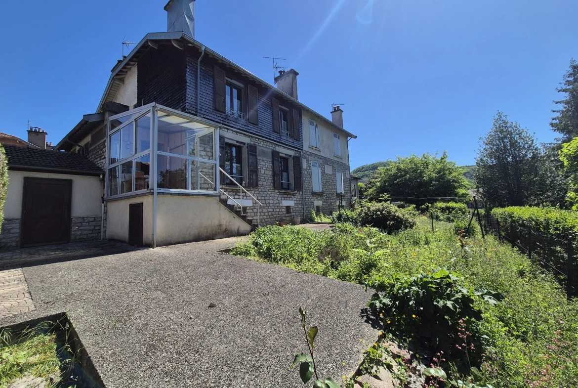 Maison à vendre à Ornans de 55 m² avec garage, jardin et cave, à rafraîchir 