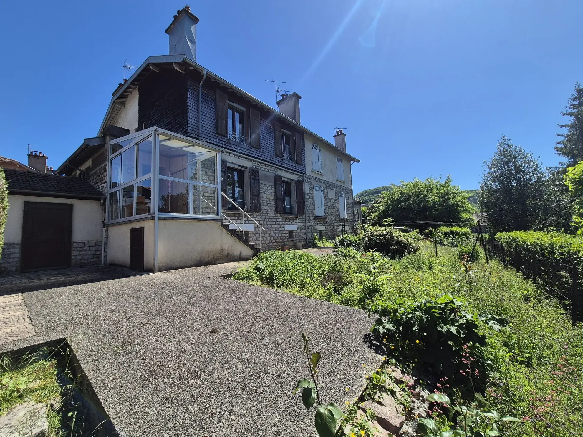 Maison à vendre à Ornans de 55 m² avec garage, jardin et cave, à rafraîchir 