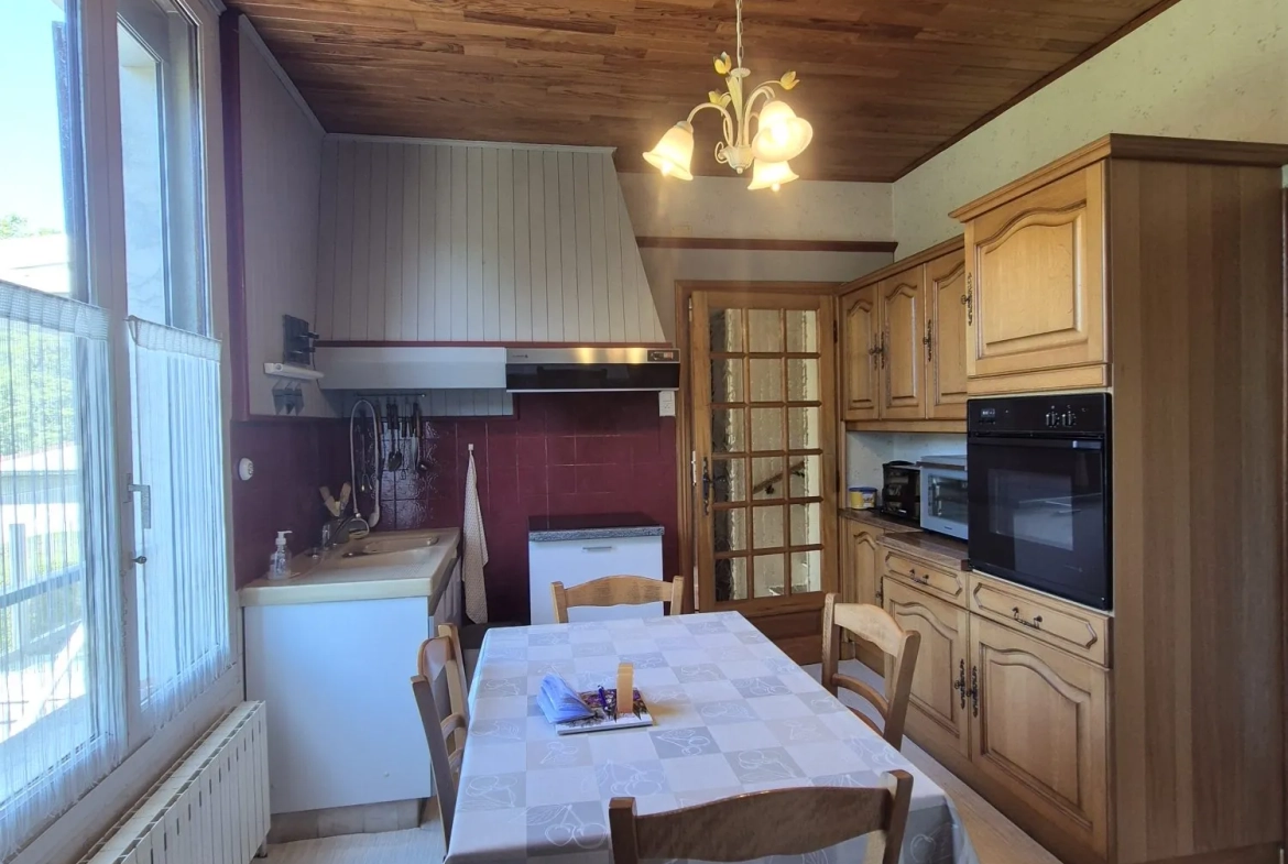 Maison à vendre à Ornans de 55 m² avec garage, jardin et cave, à rafraîchir 