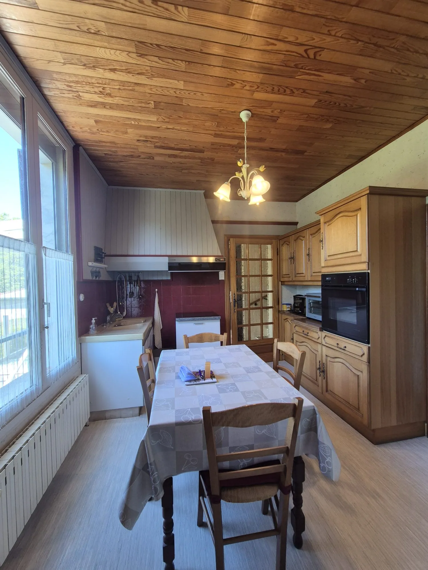 Maison à vendre à Ornans de 55 m² avec garage, jardin et cave, à rafraîchir 