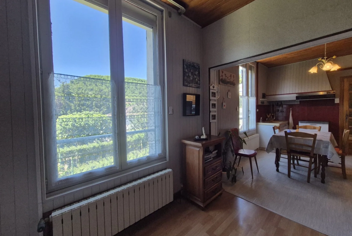 Maison à vendre à Ornans de 55 m² avec garage, jardin et cave, à rafraîchir 