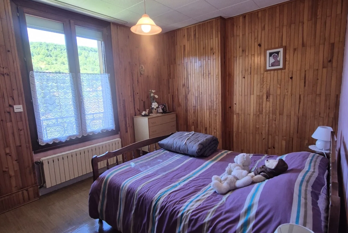 Maison à vendre à Ornans de 55 m² avec garage, jardin et cave, à rafraîchir 