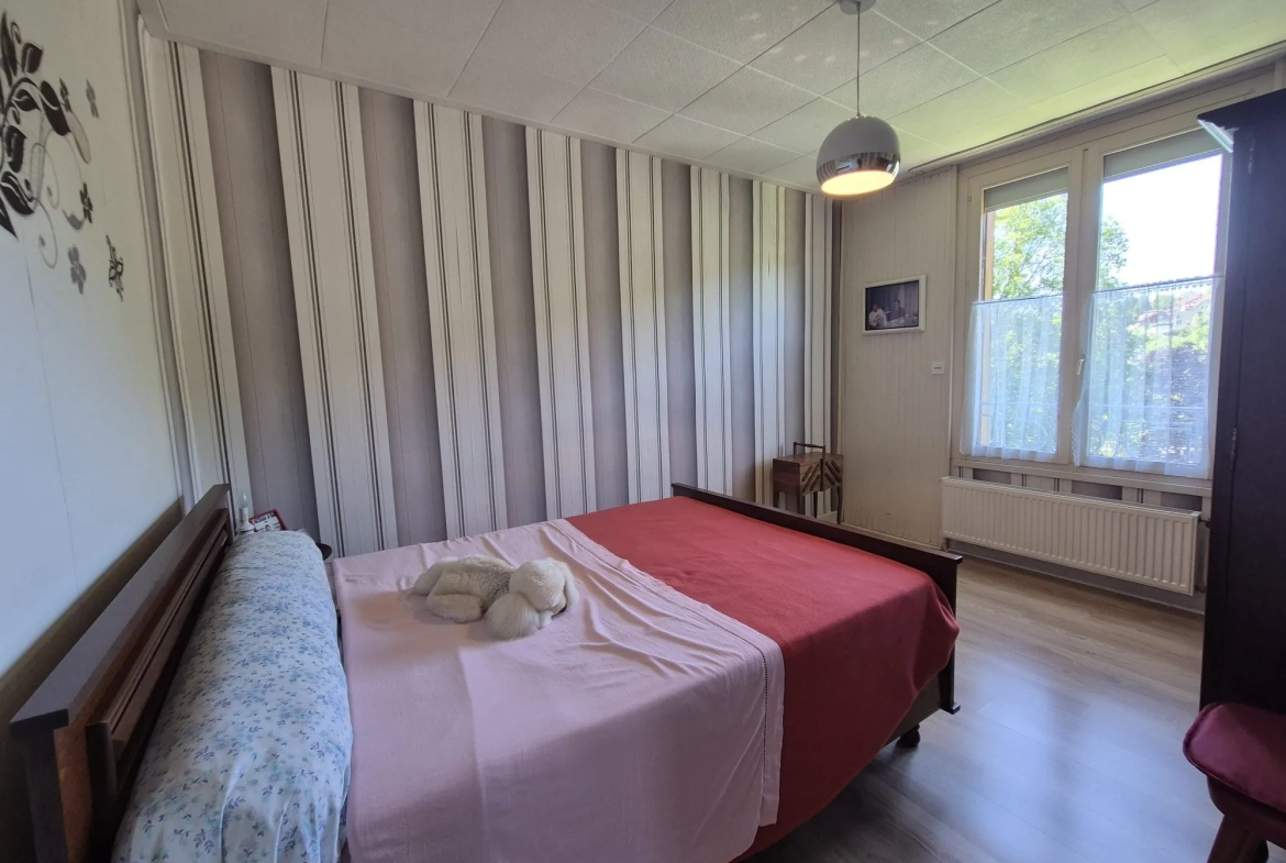 Maison à vendre à Ornans de 55 m² avec garage, jardin et cave, à rafraîchir 