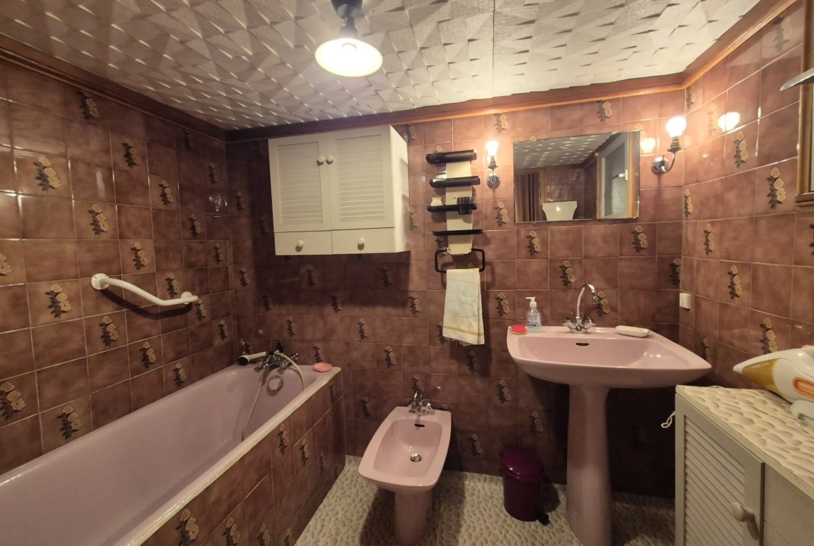 Maison à vendre à Ornans de 55 m² avec garage, jardin et cave, à rafraîchir 