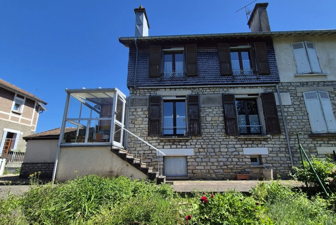 Maison à vendre à Ornans de 55 m² avec garage, jardin et cave, à rafraîchir 