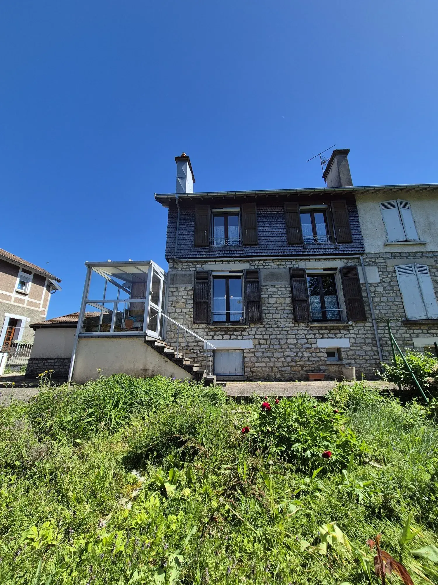 Maison à vendre à Ornans de 55 m² avec garage, jardin et cave, à rafraîchir 