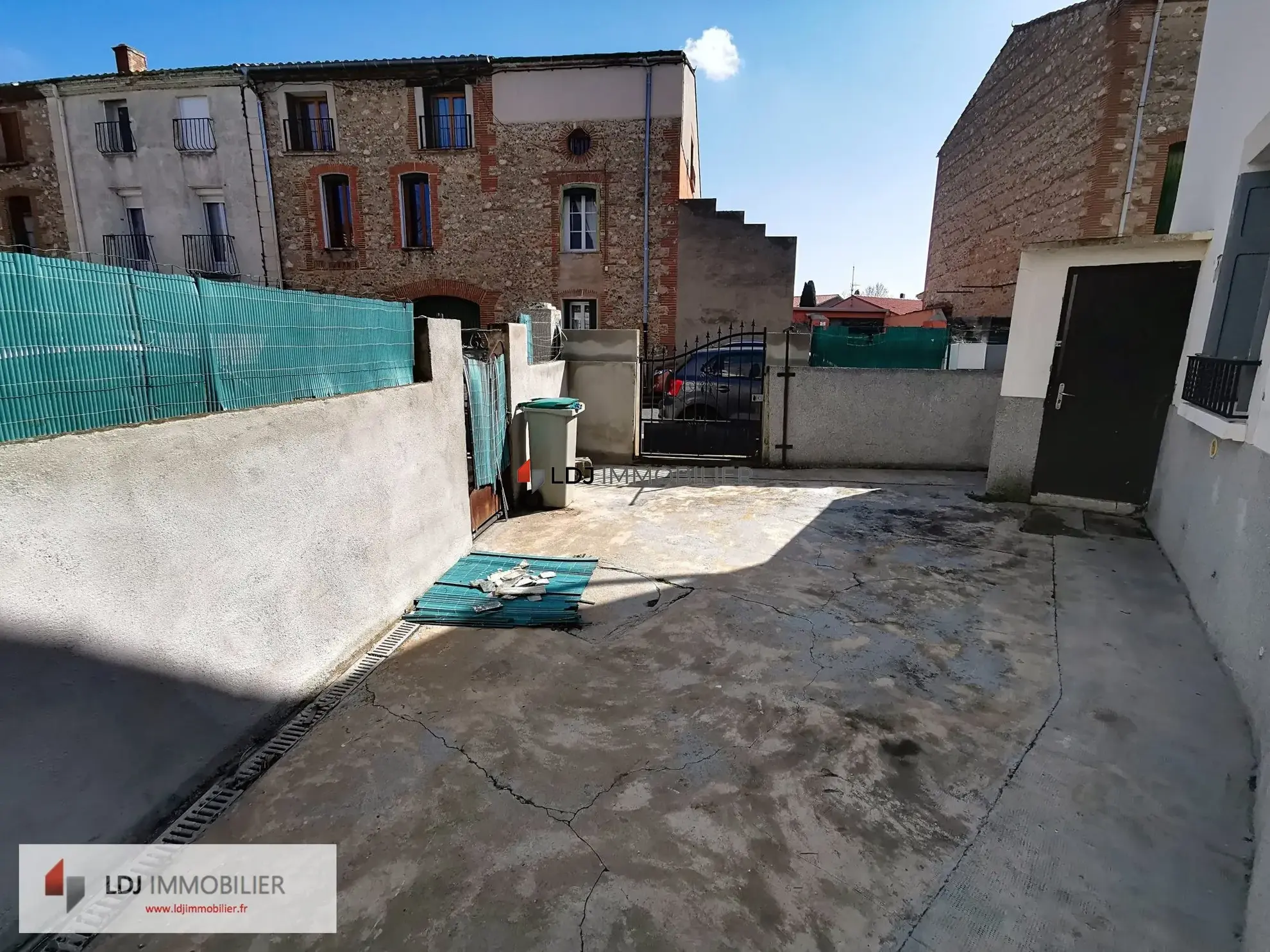 Appartement T3 lumineux sans charges à Saint-Féliu-d'Avall avec cour privée 