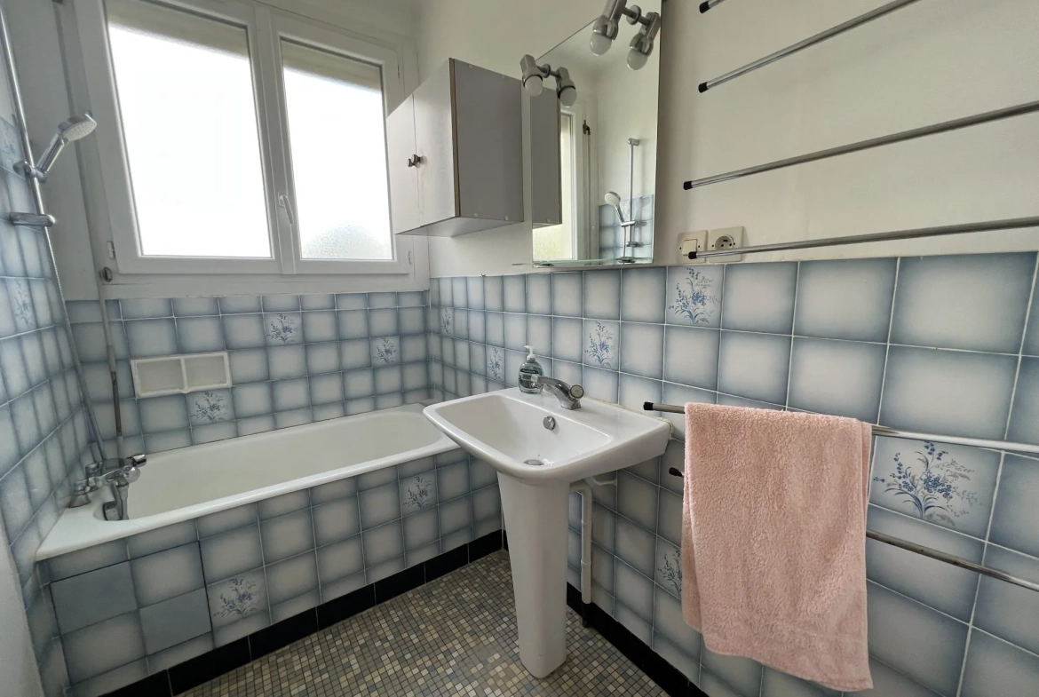 Maison à vendre à Saint-Berthevin – 77 m², jardin et garage, quartier calme 