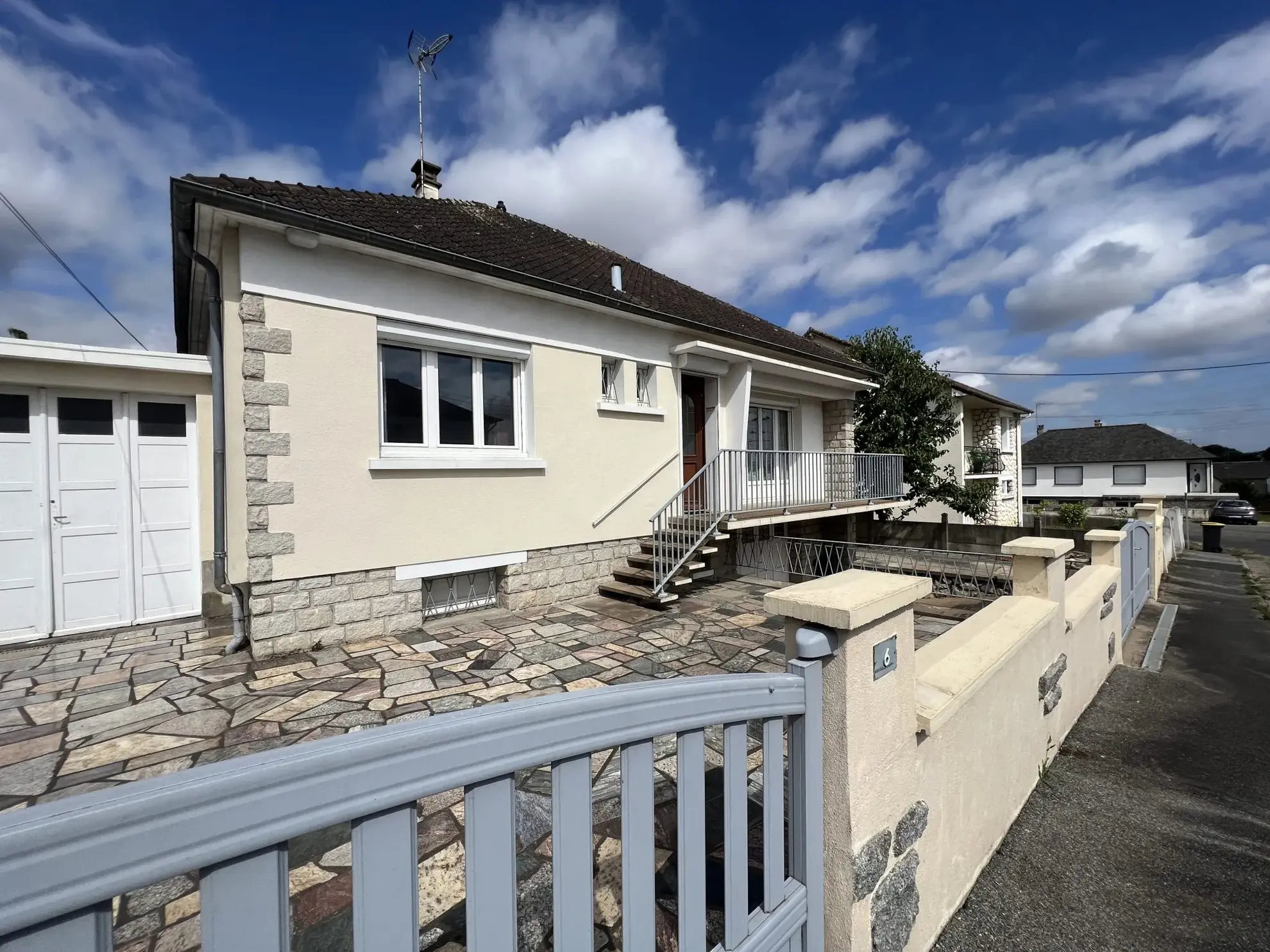 Maison à vendre à Saint-Berthevin – 77 m², jardin et garage, quartier calme 