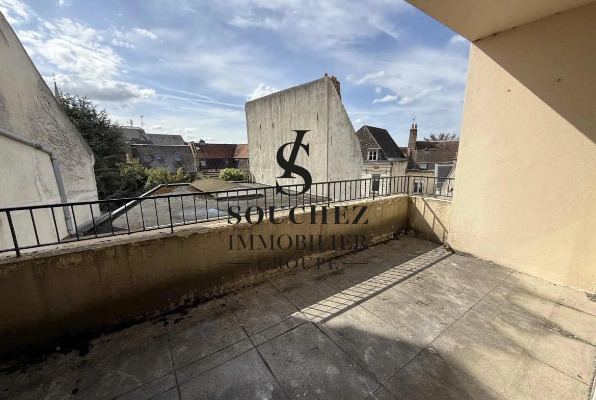 Appartement de 90 m² à aménager avec parking en hyper-centre d'Arras 