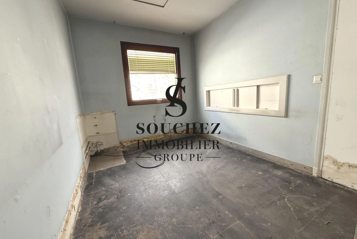 Appartement de 90 m² à aménager avec parking en hyper-centre d'Arras 