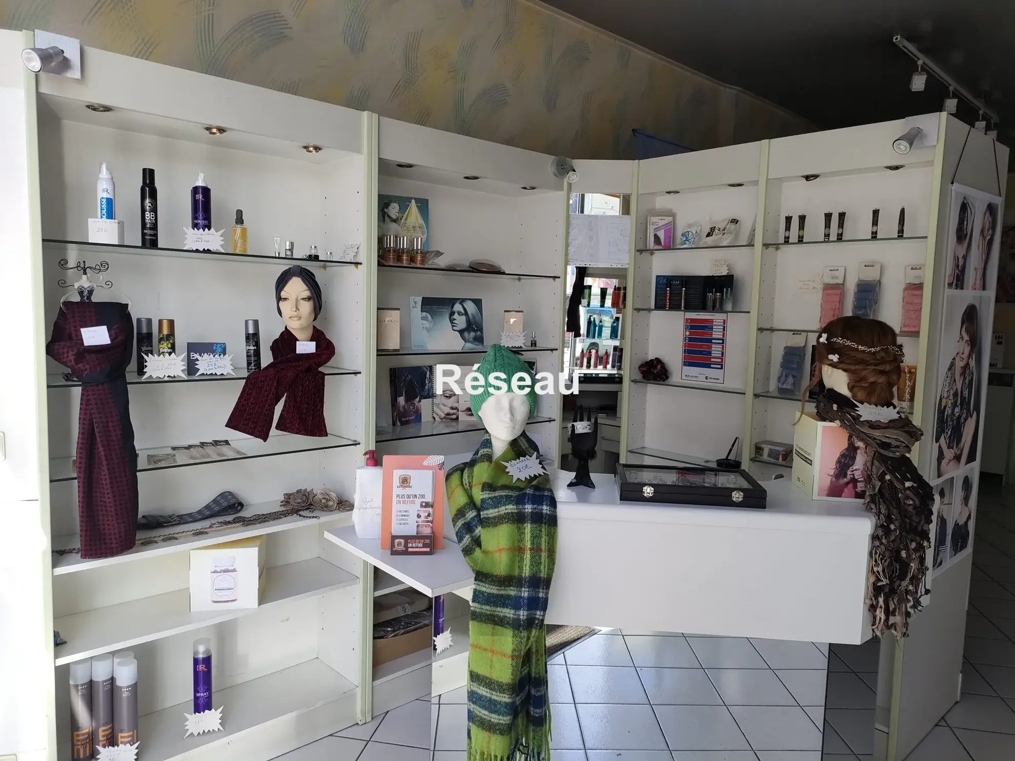 Salon de coiffure à vendre en centre-ville de Cloyes avec clientèle et équipements complets 