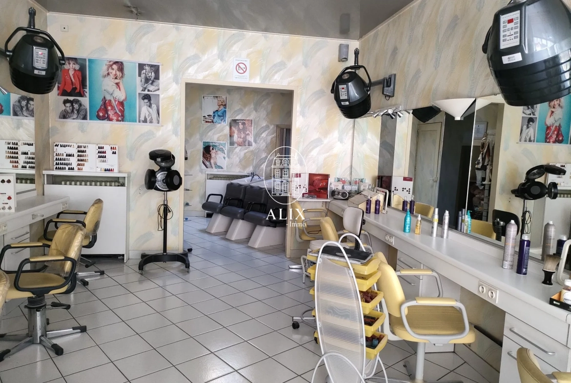 Salon de coiffure à vendre en centre-ville de Cloyes avec clientèle et équipements complets 
