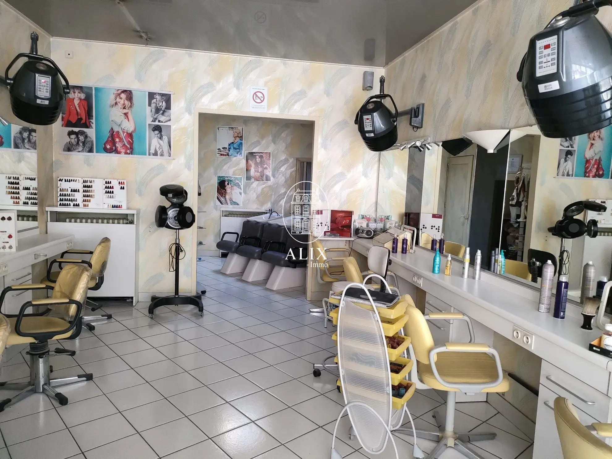 Salon de coiffure à vendre en centre-ville de Cloyes avec clientèle et équipements complets 
