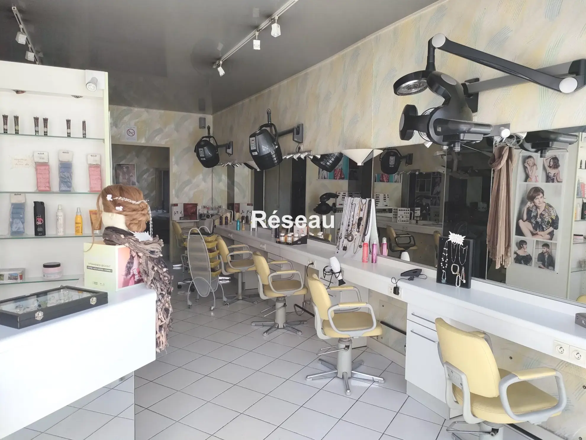 Salon de coiffure à vendre en centre-ville de Cloyes avec clientèle et équipements complets 