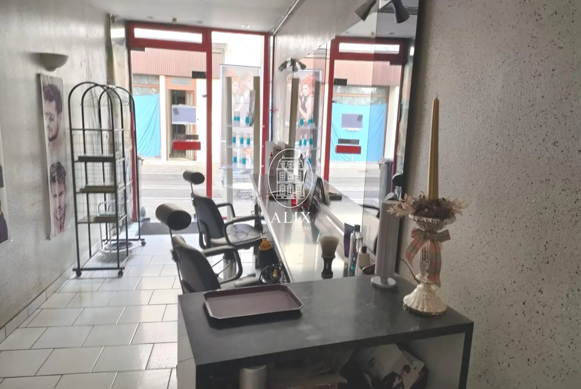 Salon de coiffure à vendre en centre-ville de Cloyes avec clientèle et équipements complets 
