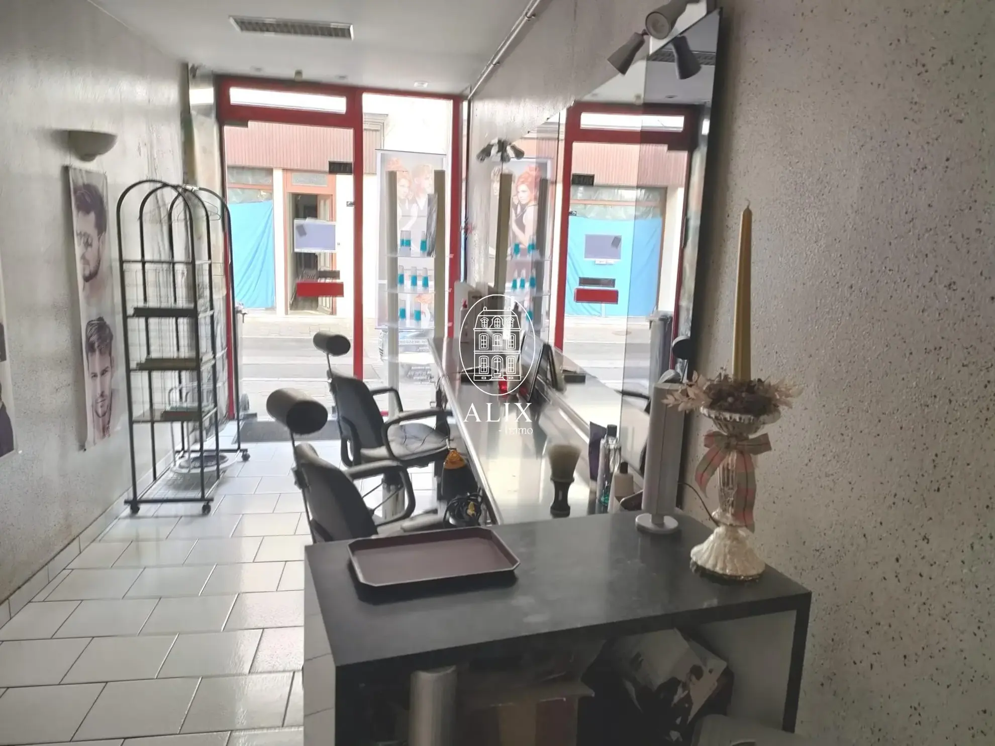 Salon de coiffure à vendre en centre-ville de Cloyes avec clientèle et équipements complets 