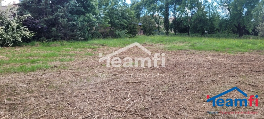 Terrain constructible plat de 1247 m² à Saint-Julien-les-Rosiers
