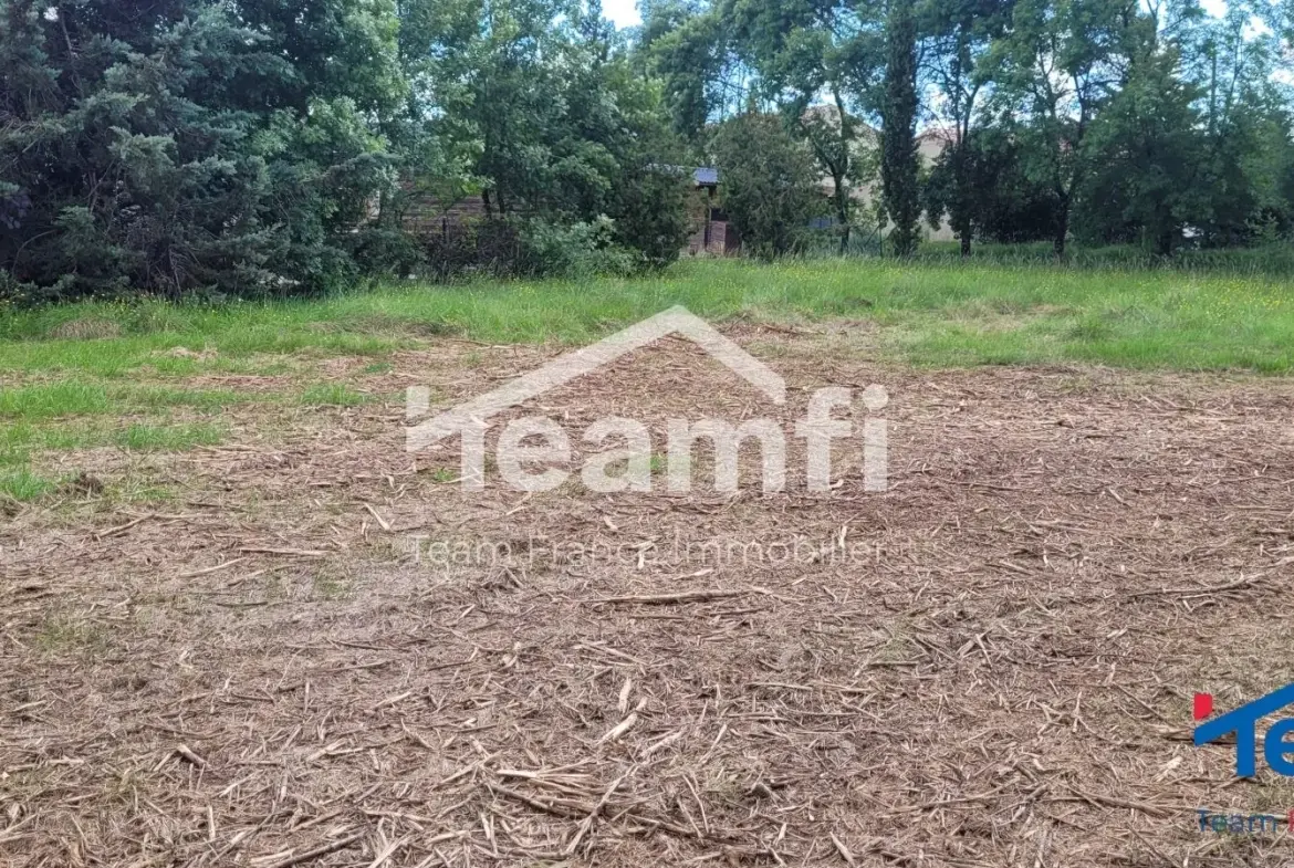 Terrain constructible plat de 1247 m² à Saint-Julien-les-Rosiers 