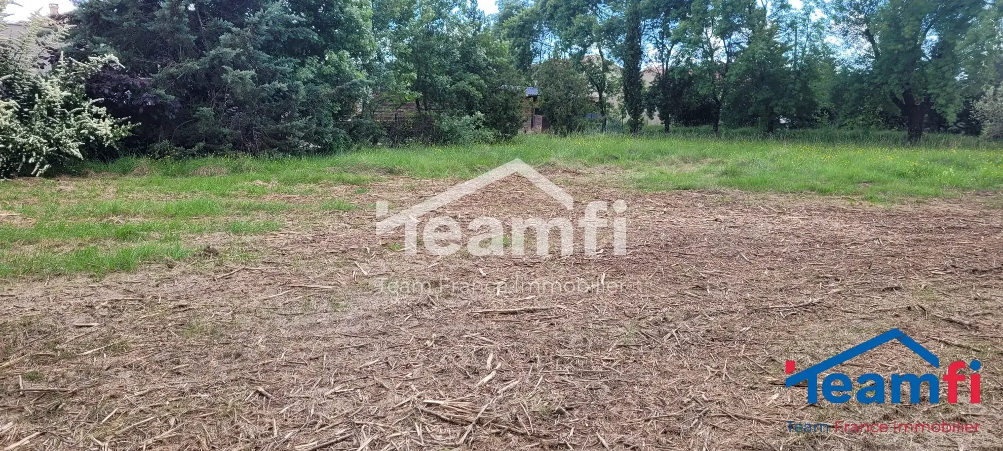 Terrain constructible plat de 1247 m² à Saint-Julien-les-Rosiers 