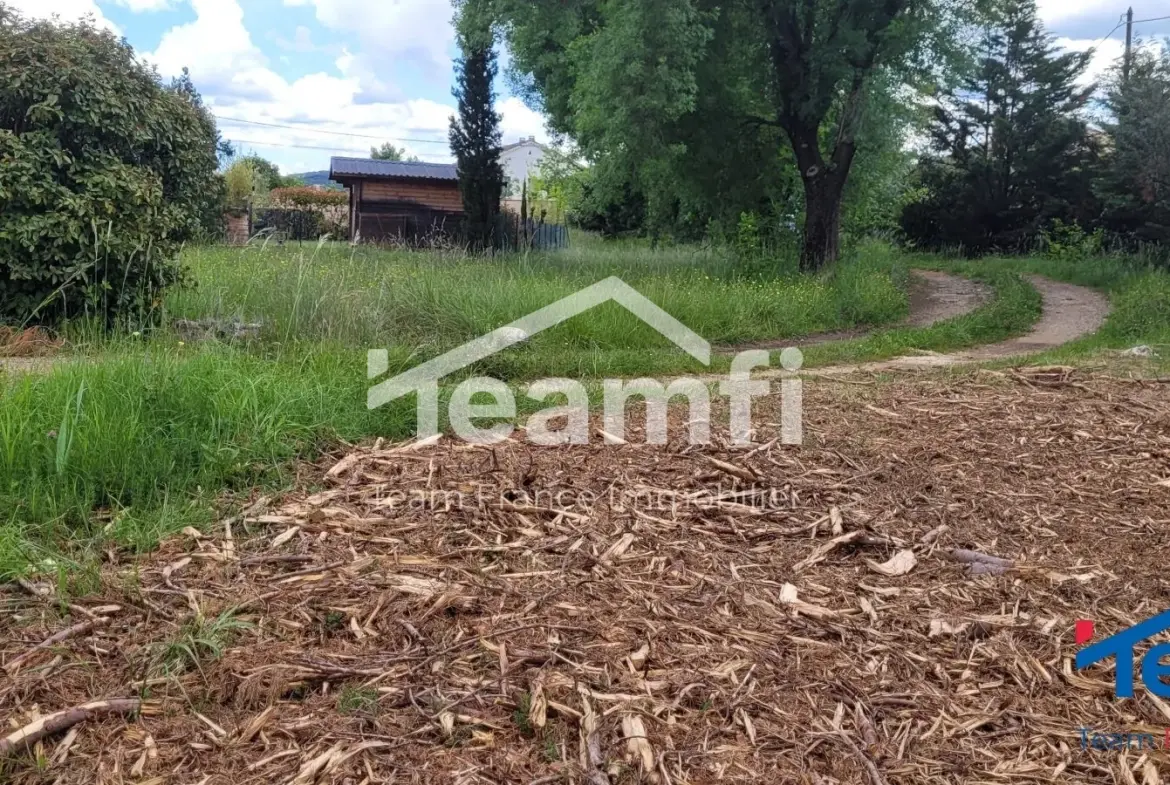 Terrain constructible plat de 1247 m² à Saint-Julien-les-Rosiers 