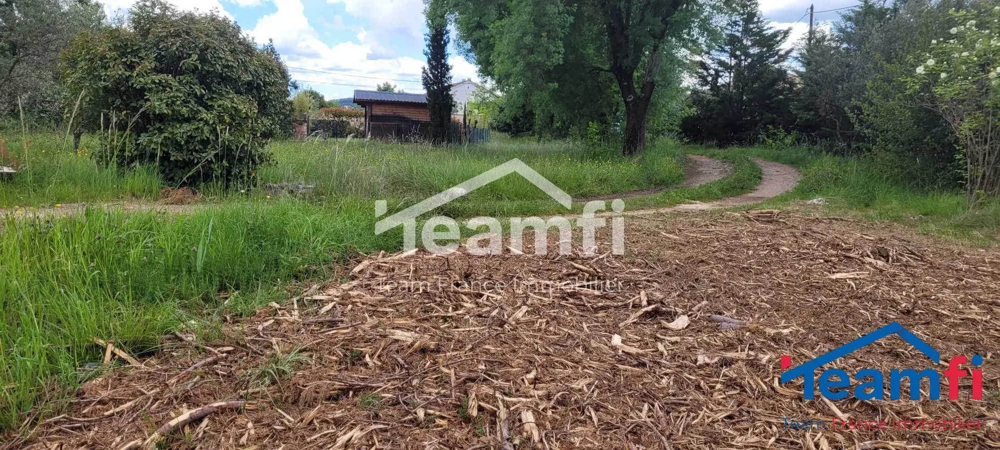Terrain constructible plat de 1247 m² à Saint-Julien-les-Rosiers 